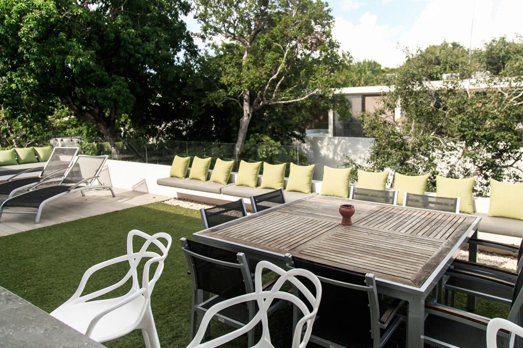 Comedor y área social con barra en terraza - Casa Privada Lagos Bahia Principe Residences Riviera Maya
