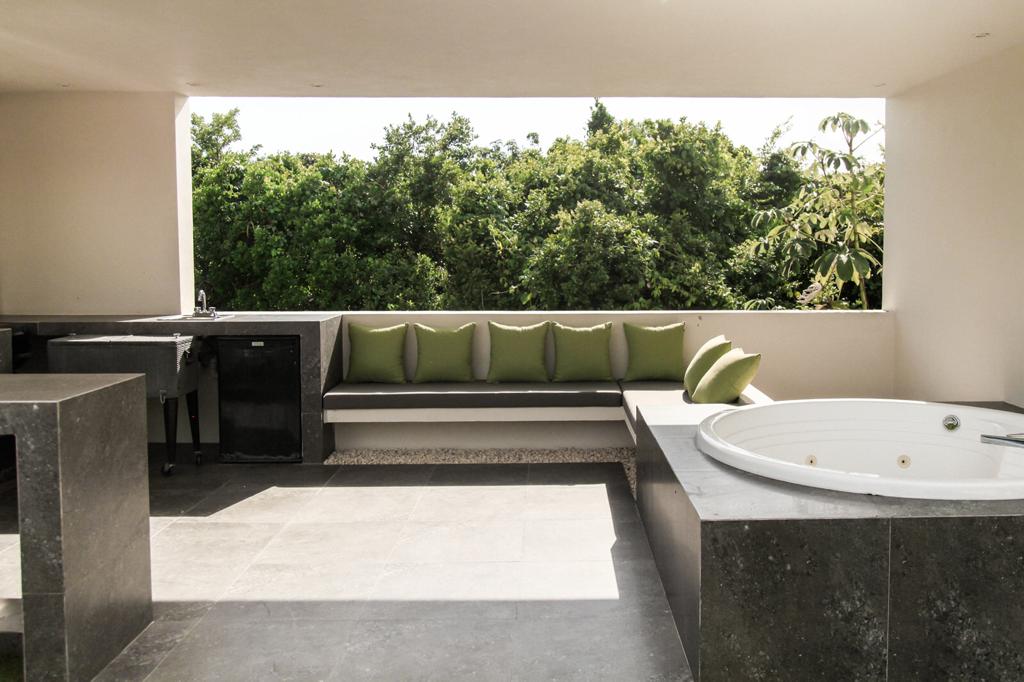Jacuzzi y área social con barra en terraza - Casa Privada Lagos Bahia Principe Residences Riviera Maya